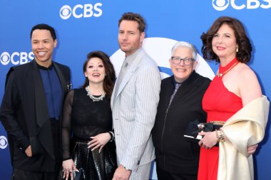 LOS ANGELES, ABD - 2 Mayıs 2024: Eric Graise, Fiona Rene, Justin Hartley, Abby McEnany, Robin Weigert Paramount Stüdyoları 'ndaki CBS Sonbahar Önizleme Partisi' nde 2 Mayıs 2024, Los Angeles, CA