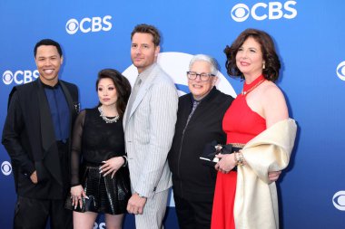 LOS ANGELES, ABD - 2 Mayıs 2024: Eric Graise, Fiona Rene, Justin Hartley, Abby McEnany, Robin Weigert Paramount Stüdyoları 'ndaki CBS Sonbahar Önizleme Partisi' nde 2 Mayıs 2024, Los Angeles, CA