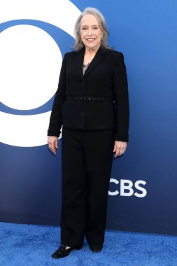 LOS ANGELES, ABD - 2 Mayıs 2024: Kathy Bates Paramount Stüdyoları 'ndaki CBS Sonbahar Önizleme Partisi' nde 2 Mayıs 2024, Los Angeles, CA