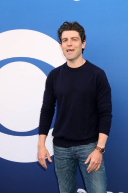 LOS ANGELES, ABD - 2 Mayıs 2024: Max Greenfield Paramount Stüdyoları 'ndaki CBS Sonbahar Önizleme Partisi' nde 2 Mayıs 2024, Los Angeles, CA