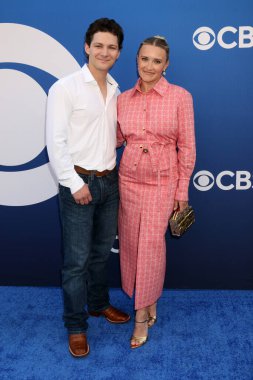 LOS ANGELES, ABD - 2 Mayıs 2024: Montana Jordan, Emily Osment Paramount Stüdyoları 'ndaki CBS Sonbahar Önizleme Partisi' nde 2 Mayıs 2024, Los Angeles, CA