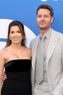 LOS ANGELES, ABD - 2 Mayıs 2024: Sofia Pernas, Justin Hartley Paramount Stüdyoları 'ndaki CBS Sonbahar Önizleme Partisi' nde 2 Mayıs 2024 'te