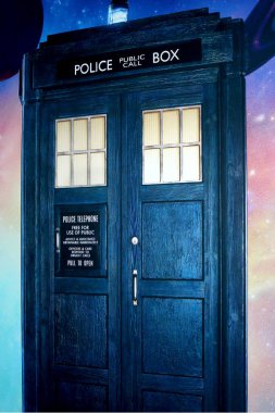 LOS ANGELES, ABD - 9 Mayıs 2024: Tardis at the Disney + Dr. Who Sezon 2 Prömiyer at NeueHouse, 9 Mayıs 2024, Los Angeles, CA