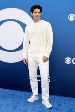 LOS ANGELES, ABD - 2 Mayıs 2024: Asher Grodman Paramount Stüdyoları 'ndaki CBS Güz Önizleme Partisi' nde 2 Mayıs 2024, Los Angeles, CA