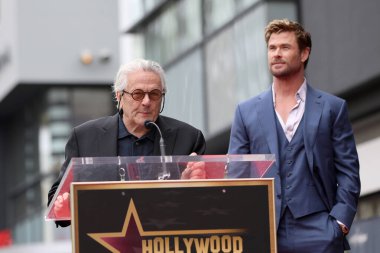 LOS ANGELES, ABD - 23 Mayıs 2024: George Miller, Chris Hemsworth Hollywood Bulvarı 'ndaki Chris Hemsworth Yıldız Töreni' nde 23 Mayıs 2024