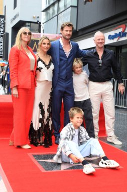 LOS ANGELES, ABD - 23 Mayıs 2024: Leonie Hemsworth, Elsa Pataky, Sasha Hemsworth, Chris Hemsworth, Tristan Hemsworth, Craig Hemsworth, Chris Hemsworth Star töreninde 23 Mayıs 2024 'te Hollywood Bulvarı' nda