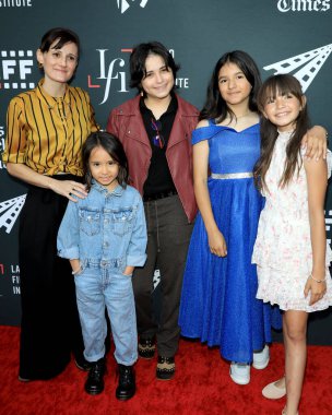 LOS ANGELES, ABD - 29 Mayıs 2024: Alessandra Lacorazza, Indigo Montez, Kimaya Thais Limon, Dreya Castillo, Luciana Elisa Quinonez In the Summers Premiere at the LA Latino Film Festival at TCL Chinese Theater IMAX 29 Mayıs 2024, Los Angeles