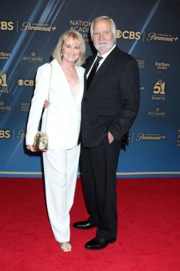 LOS ANGELES, ABD - 7 Haziran 2024: Laurette McCook, John McCook, 7 Haziran 2024 tarihinde Los Angeles 'ta Bonaventure Hotel' deki 51.