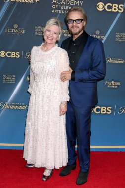 LOS ANGELES, ABD - 7 Haziran 2024: Mary Beth Evans, Stephen Nichols, 7 Haziran 2024 tarihinde Los Angeles 'ta Bonaventure Hotel' de 51.