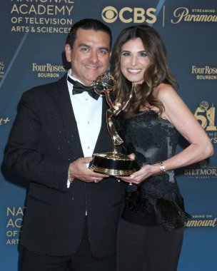 LOS ANGELES, ABD - 8 Haziran 2024: Buddy Valastro, Lisa Valastro 51. Geleneksel Gündüz Emmy Yaratıcı Sanatlar ve Yaşam Tarzı Ödülleri 'ne geldi - Kazananlar 8 Haziran 2024' te Los Angeles 'taki Bonaventure Otel' de yürüyüş yaptılar.