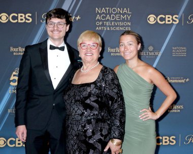 LOS ANGELES, ABD - 8 Haziran 2024: Torun, Lidia Bastianich, torun, 51. Geleneksel Gündüz Emmy Yaratıcı Sanatlar ve Yaşam Tarzı Ödülleri - 8 Haziran 2024 tarihinde Los Angeles Bonaventure Hotel 'e geldi