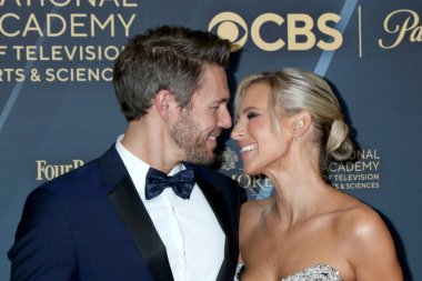 LOS ANGELES, ABD - 7 Haziran 2024: Scott Clifton, Elle Anderson, 7 Haziran 2024 tarihinde Los Angeles 'ta Bonaventure Hotel' deki 51.