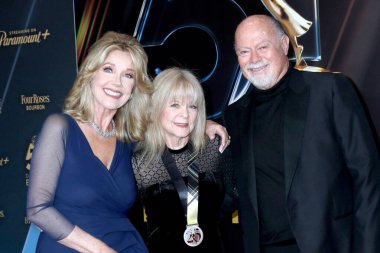 LOS ANGELES - 7 Haziran: Melody Thomas Scott, Patti Denney, Ed Scott, 7 Haziran 2024 'te Los Angeles' taki Bonaventure Hotel 'deki 51. Gündüz Emmy Ödülleri' ne gelir.