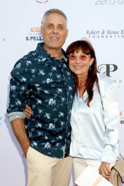 LOS ANGELES - 15 Haziran: Mark L Walberg, Robbi Walberg 15 Haziran 2024 'te Studio City, CA' da düzenlenen 12. Geleneksel Ed Asner & Friends Poker Etkinliği 'nde