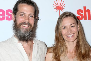 LOS ANGELES, ABD - 22 Haziran 2024: Tim Loden, Yvonne Strahovski 22 Haziran 2024 'te Palm Springs' teki 30. Palm Springs Uluslararası Kısa Festivali 'nde