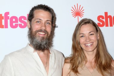 LOS ANGELES, ABD - 22 Haziran 2024: Tim Loden, Yvonne Strahovski 22 Haziran 2024 'te Palm Springs' teki 30. Palm Springs Uluslararası Kısa Festivali 'nde
