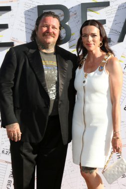 LOS ANGELES, ABD - 25 Haziran 2024: Matty Matheson, Trish Spencer, The Bear Sezon 3 Premiere Event at the El Capitan 25 Haziran 2024 Los Angeles, CA