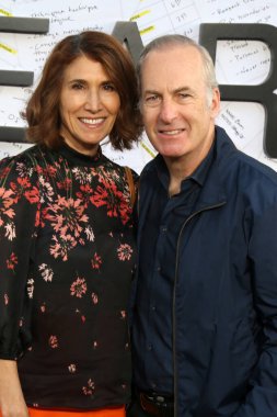 LOS ANGELES, ABD - 25 Haziran 2024: Naomi Odenkirk, Bob Odenkirk, The Bear Sezon 3 Bölüm Başkentinde 25 Haziran 2024 tarihinde Los Angeles, CA