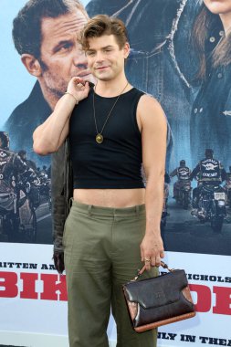 LOS ANGELES, ABD - 17 Haziran 2024: Garrett Clayton, The Bikeriders Premiere at the TCL Chinese Theater IMAX 17 Haziran 2024, Los Angeles, CA
