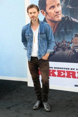 LOS ANGELES, ABD - 17 Haziran 2024: Tom Payne 17 Haziran 2024 tarihinde Los Angeles, CA 'da bulunan TCL Çin Tiyatrosu IMAX' ta The Bikeriders Premiere 'de