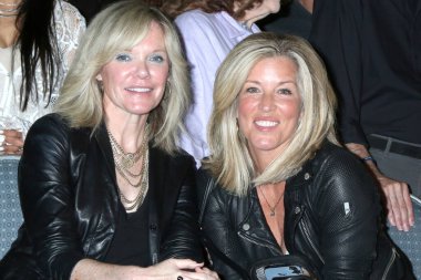 LOS ANGELES, ABD - 4 Mayıs 2024: Maura West, Laura Wright, 4 Mayıs 2024 'te Glendale, CA' da bulunan elçilik süitlerinde ALS 'i bitirmek için Daytime United' da