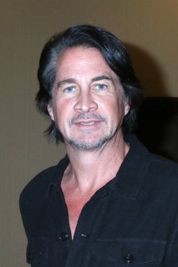 LOS ANGELES, ABD - 4 Mayıs 2024: Michael Easton, 4 Mayıs 2024 'te Glendale, CA' da bulunan elçilik suitlerindeki ALS 'leri sonlandırmak için Gündüz Birlikleri' nde