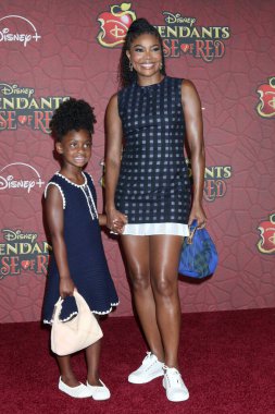 LOS ANGELES, ABD - 10 Temmuz 2024: Kaavia James Union Wade, Gabrielle Union at the Descendants: The Rise of Red World premimiere at the Walt Disney Studios on Temmuz 2024, Burbank, CA