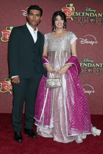 LOS ANGELES, ABD - 10 Temmuz 2024: Kabir Bery, Aiza Aslam at the Descendants: The Rise of Red World premimiere at the Walt Disney Studios on Temmuz 2024, Burbank, CA