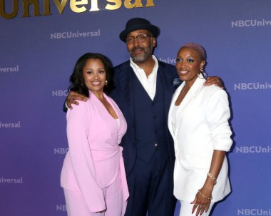 LOS ANGELES, ABD - 14 Temmuz 2024: Maahra Hill, Jesse L Martin, Travina Springer, NBCUniversal TCA Basın Turu 'nda 14 Temmuz 2024 tarihinde Pasadena, CA