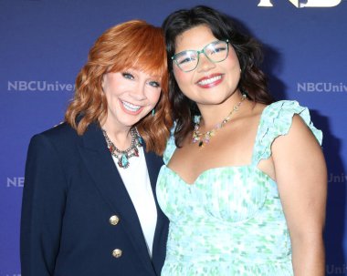 LOS ANGELES, ABD - 14 Temmuz 2024: Reba McEntire, Belissa Escobedo, NBCUniversal TCA Basın Turu 'nda 14 Temmuz 2024 tarihinde Pasadena, CA