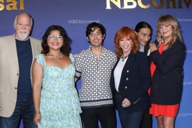 LOS ANGELES, ABD - 14 Temmuz 2024: Rex Linn, Belissa Escobedo, Pablo Castelblanco, Reba McEntire, Tokala Black Elk, Melissa Peterman NBCUniversal TCA Press Tour 'da 14 Temmuz 2024 tarihinde Pasadena, CA