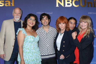 LOS ANGELES, ABD - 14 Temmuz 2024: Rex Linn, Belissa Escobedo, Pablo Castelblanco, Reba McEntire, Tokala Black Elk, Melissa Peterman NBCUniversal TCA Press Tour 'da 14 Temmuz 2024 tarihinde Pasadena, CA