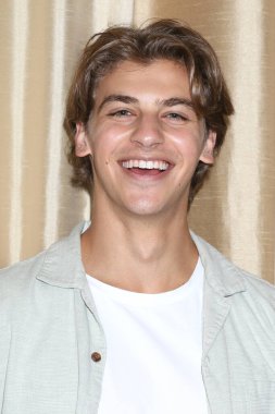 LOS ANGELES, ABD - 3 Ağustos 2024: Giovanni Mazza 3 Ağustos 2024 'te Glendale, CA' da bulunan Büyükelçilik Suitleri Genel Hastane Hayran Kulübü etkinliği