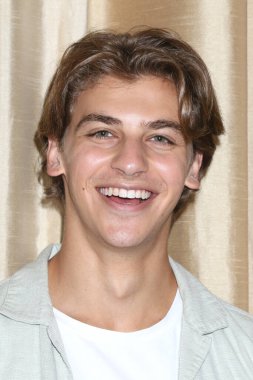 LOS ANGELES, ABD - 3 Ağustos 2024: Giovanni Mazza 3 Ağustos 2024 'te Glendale, CA' da bulunan Büyükelçilik Suitleri Genel Hastane Hayran Kulübü etkinliği