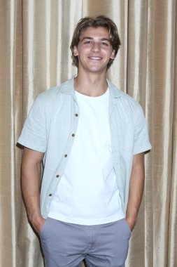 LOS ANGELES, ABD - 3 Ağustos 2024: Giovanni Mazza 3 Ağustos 2024 'te Glendale, CA' da bulunan Büyükelçilik Suitleri Genel Hastane Hayran Kulübü etkinliği