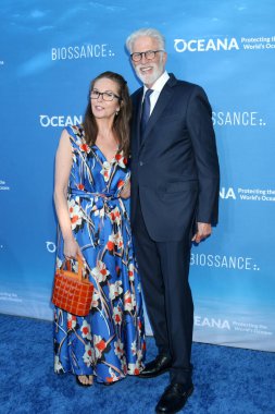 LOS ANGELES, ABD - 17 Ağustos 2024: Diane Ladd, Ted Danson 17 Ağustos 2024 'te Laguna Beach, CA' de düzenlenen Özel Konutlar Deniz Değişimi Yaz Partisi 'nde