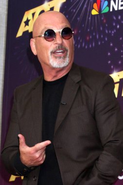 LOS ANGELES, ABD - 27 Ağustos 2024: Howie Mandel, Amerika 'nın Yetenek Sizsiniz Kırmızı Halısı Oteli' nde 27 Ağustos 2024 'te Pasadena, CA
