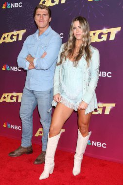 LOS ANGELES, ABD - 27 Ağustos 2024: Reklaws, Jenna Walker, Stuart Walker, American 's Got Talent Show Red Halı Oteli' nde 27 Ağustos 2024 tarihinde Pasadena, CA