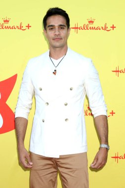 LOS ANGELES, ABD - 9 Eylül 2024: Ektor Rivera The Chicken Sisters Hallmark Premiere at NeueHouse 9 Eylül 2024, Los Angeles, CA