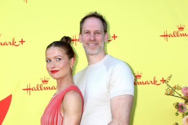 LOS ANGELES, ABD - 9 Eylül 2024: Genevieve Angelson, David Korins, The Chicken Sisters Hallmark Premiere at NeueHouse 9 Eylül 2024, Los Angeles, CA