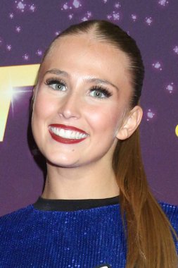 LOS ANGELES, ABD - 13 Ağustos 2024: Los Osos Lisesi dans grubu, Emily Gold (en sağda), 13 Ağustos 2024 tarihinde Pasadena, CA 'da bulunan Hotel Dena' da Amerika 'nın Yetenek Gösterisi Kırmızı Halı Şovu' nda.