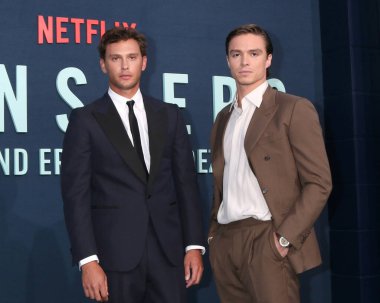 LOS ANGELES, ABD - 16 Eylül 2024: Cooper Koch, Nicholas Alexander Chavez Canavarlar 'da - The Lyle and Erik Menendez Story LA Premiere Mısır Tiyatrosu' nda 16 Eylül 2024 tarihinde, CA