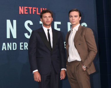 LOS ANGELES, ABD - 16 Eylül 2024: Cooper Koch, Nicholas Alexander Chavez Canavarlar 'da - The Lyle and Erik Menendez Story LA Premiere Mısır Tiyatrosu' nda 16 Eylül 2024 tarihinde, CA