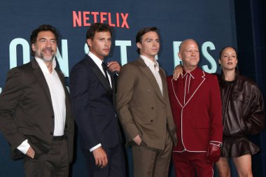 LOS ANGELES, ABD - 16 Eylül 2024: Javier Bardem, Cooper Koch, Nicholas Alexander Chavez, Ryan Murphy, Chloe Sevigny the Monsters - The Lyle and Erik Menendez Story LA Premiere at the Egypt Theater, 16 Eylül 2024, Los Angeles, CA