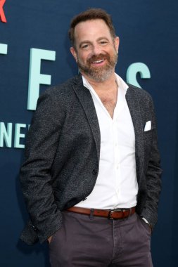 LOS ANGELES, ABD - 16 Eylül 2024: Canavarlardaki Paul Adelstein - The Lyle and Erik Menendez Story LA Premiere at the Egypt Theater, 16 Eylül 2024, Los Angeles, CA