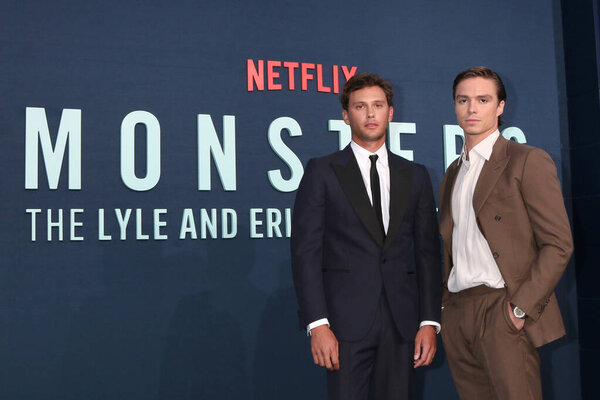 ЛОС-АНДЖЕЛЕС, США - 16 СЕНТЯБРЯ 2024 г.: Купер Кох, Николас Александр Чавес на "Монстрах" - "История Лайла и Эрика Менендеса" Премьера в Египетском театре 16 сентября 2024 г. в Лос-Анджелесе, Калифорния