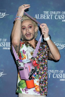 LOS ANGELES, ABD - 7 Eylül 2024: Frankie Grande The Civility of Albert Cahier açılış gecesinde 7 Eylül 2024 tarihinde Burbank, CA