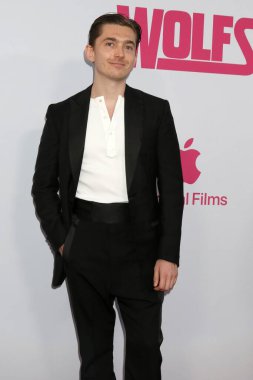 LOS ANGELES, ABD - 18 Eylül 2024: Austin Abrams 18 Eylül 2024 tarihinde Los Angeles, CA 'da Wolfs Los Angeles Premiere' de TCL Çin Tiyatrosu 'nda