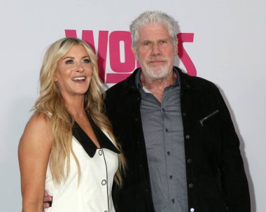 LOS ANGELES, ABD - 18 Eylül 2024: Allison Dunbar, Ron Perlman TCL Çin Tiyatrosu 'ndaki Wolfs Los Angeles Premiere' de 18 Eylül 2024 tarihinde Los Angeles, CA