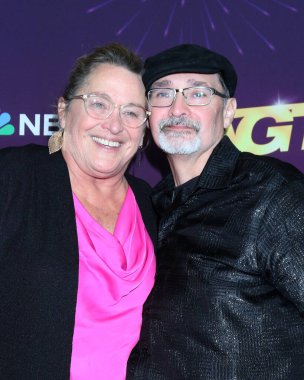 LOS ANGELES, ABD - 19 Ağustos 2024: Angie Vanowen, Richard Goodall, Dena Oteli 'nde 19 Ağustos 2024' te Amerika 'nın Yetenek Sizsiniz Final Sonuçları Kırmızı Halısı' nda